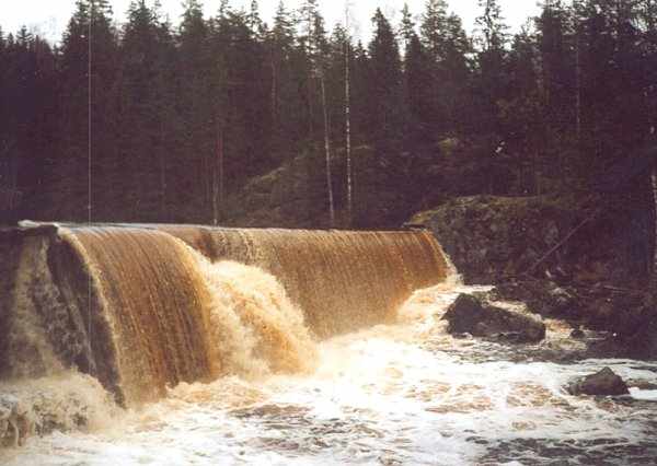 водопад искусственного происхождения в обводном русле ГРЭС