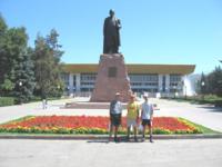 У памятника Абаю в Алма-Ате
