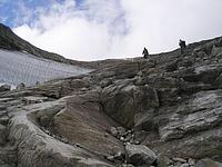 спуск с перевала Уфимский слева от ледника