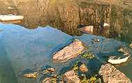 скалы долины Чивруая отражаются в маленьких тундровых озерах