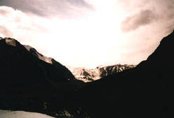 Фото 19. Вид на перевалы Маашей - Абыл-Оюк и Надежда из долины р.Пр.Маашей.