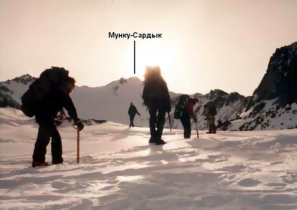 Мунку-Сардык (фото 5). Подъем проходит по крупной осыпи до 25°-30° крутизной